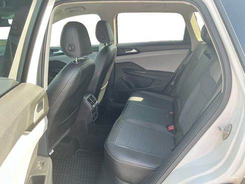 Used 2023 Volkswagen Taos SE image 21