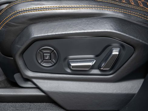 Used 2020 Lamborghini Urus AWD/4WD image 25