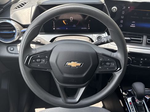 Used 2025 Chevrolet Trax LT FWD image 28
