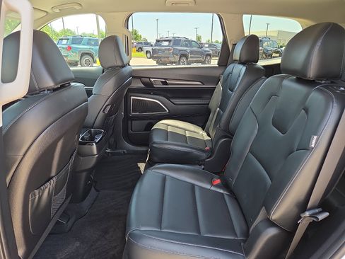 Used 2024 Kia Telluride S FWD image 11