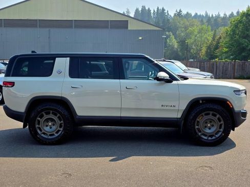 Used 2025 Rivian R1S Premium AWD/4WD image 10