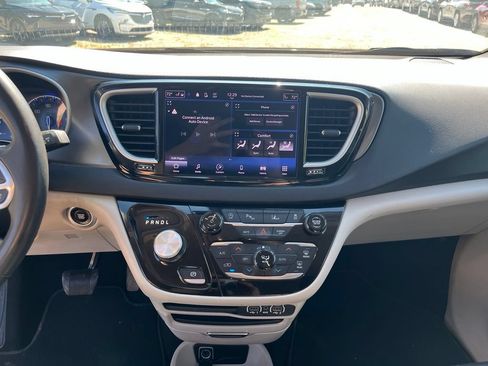 Used 2023 Chrysler Pacifica Touring-L FWD image 24