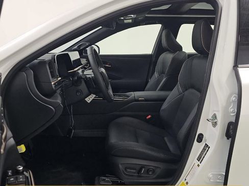Used 2025 Toyota Crown Platinum AWD/4WD image 5