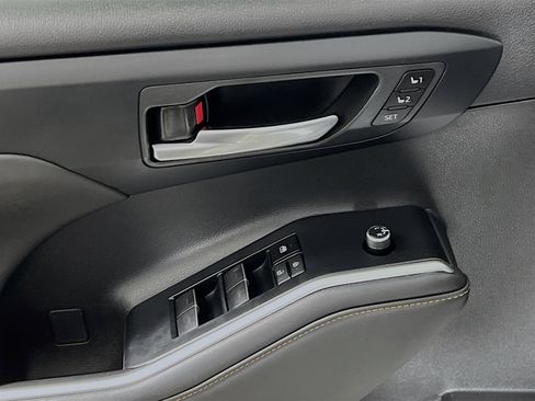 Used 2023 Toyota Highlander Bronze Edition image 17