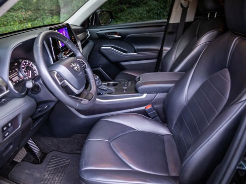 Used 2024 Toyota Highlander XLE image 25