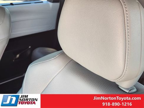 Used 2025 Toyota Sienna XLE AWD/4WD image 15