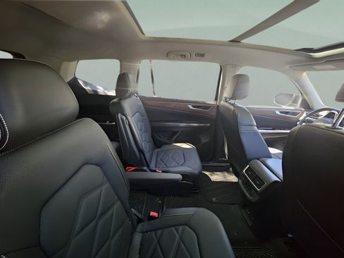 Used 2024 Volkswagen Atlas SE w/ Panoramic Sunroof Package FWD image 6