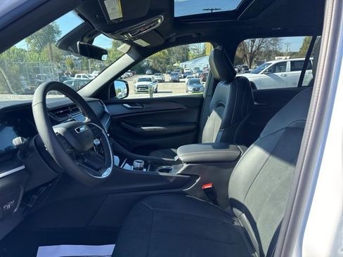 New 2025 Jeep Grand Cherokee Altitude image 14
