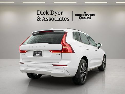 Used 2023 Volvo XC60 B5 Core w/ Climate Package AWD/4WD image 3