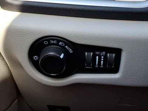 Used 2023 Chrysler Voyager LX FWD image 22