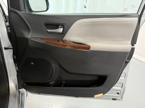 Used 2020 Toyota Sienna Limited Premium image 20