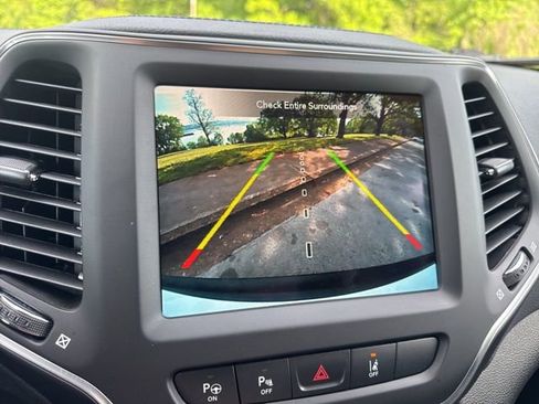 Used 2023 Jeep Cherokee Altitude Lux image 19