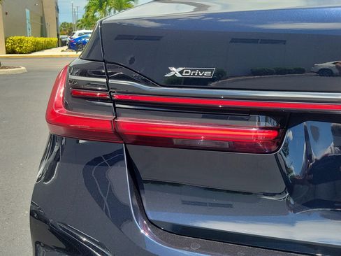 Used 2022 BMW 750i xDrive w/ Luxury Rear Seating Package AWD/4WD image 11