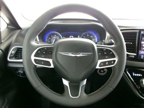 Used 2025 Chrysler Pacifica Select image 9