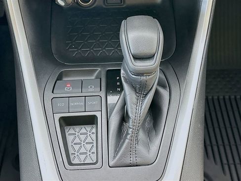Used 2022 Toyota RAV4 XLE FWD image 16