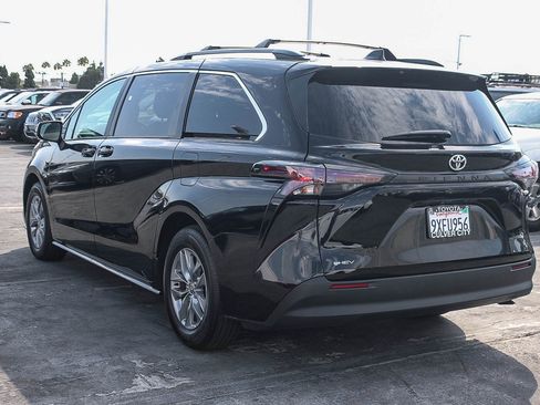 Used 2026 Toyota Sienna LE FWD image 7