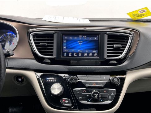 Used 2020 Chrysler Voyager Lxi image 5