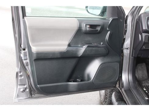 Used 2017 Toyota Tacoma SR5 RWD image 7