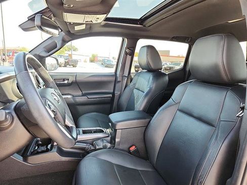 Used 2022 Toyota Tacoma Limited image 12
