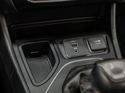 Used 2019 Jeep Cherokee Latitude Plus FWD image 21
