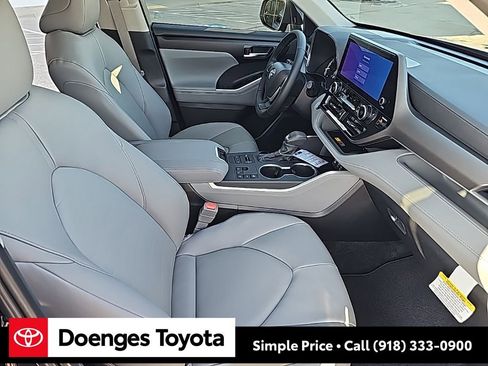 New 2026 Toyota Highlander XLE image 18