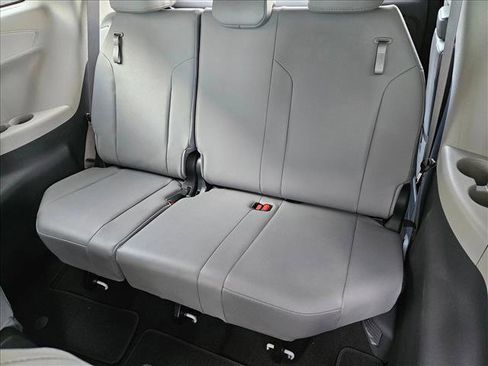 Used 2022 Toyota Sienna XLE FWD image 18