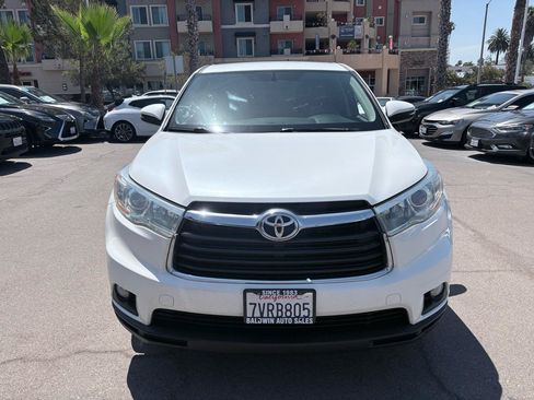 Used 2016 Toyota Highlander LE FWD image 2