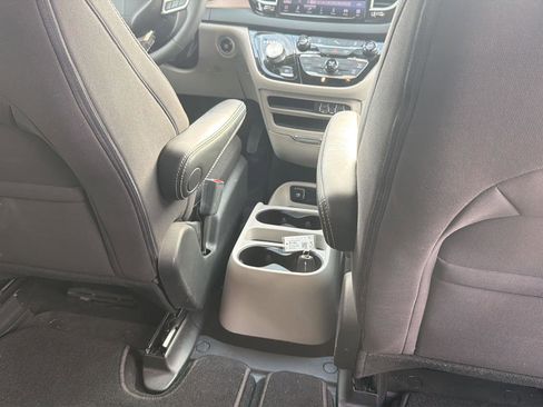 Used 2024 Chrysler Voyager LX image 29