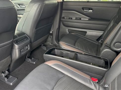 Used 2023 Nissan Pathfinder Platinum image 13