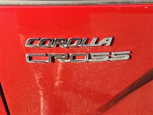 Used 2022 Toyota Corolla Cross XLE image 4