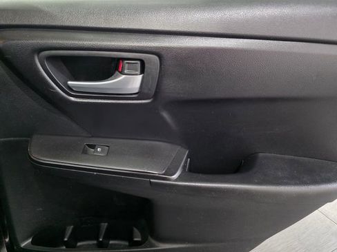 Used 2017 Toyota Camry SE image 12