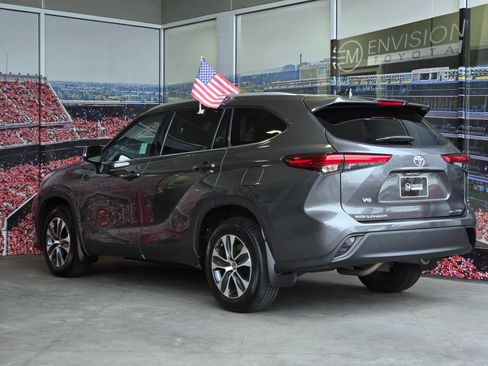 Used 2022 Toyota Highlander XLE AWD/4WD image 5