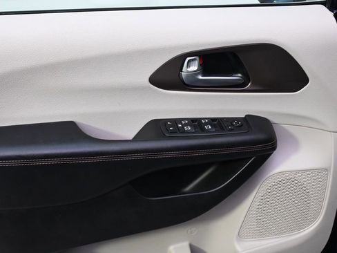 Used 2018 Chrysler Pacifica Touring-L Plus image 22