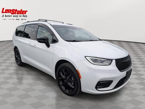 Used 2023 Chrysler Pacifica Limited w/ S Appearance Package AWD/4WD image 7