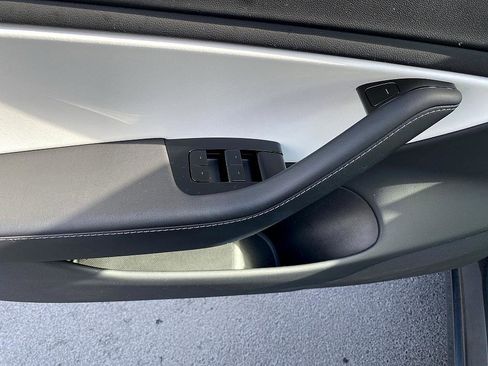 Used 2020 Tesla Model 3 Standard Range Plus image 9