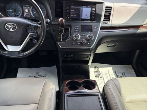 Used 2018 Toyota Sienna Limited FWD image 10