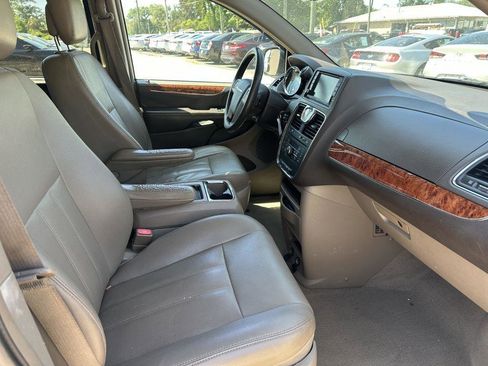Used 2016 Chrysler Town & Country Touring w/ Driver Convenience Group FWD image 16