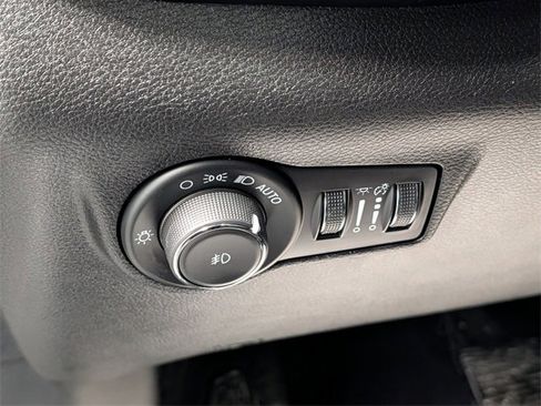 Used 2024 Jeep Compass Latitude w/ Sun and Sound Group image 17