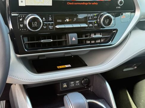 Used 2024 Toyota Highlander Platinum FWD image 20