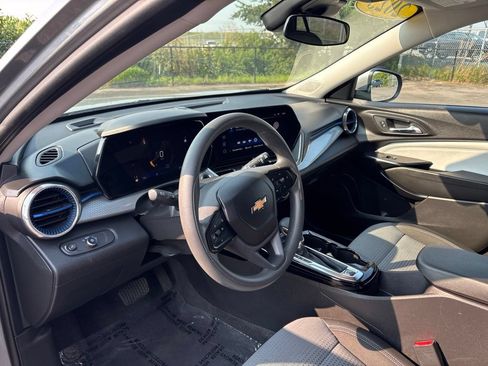 Used 2025 Chevrolet Trax LT FWD image 8