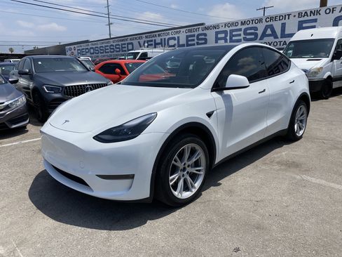 Used 2024 Tesla Model Y Long Range AWD/4WD image 2