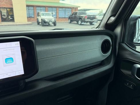 Used 2024 Jeep Gladiator Sport image 12