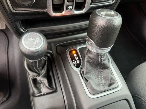 Used 2024 Jeep Wrangler Unlimited w/ Convenience Group AWD/4WD image 27