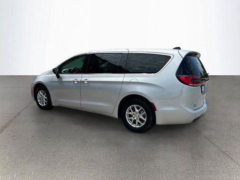 Used 2024 Chrysler Pacifica Touring-L FWD image 6