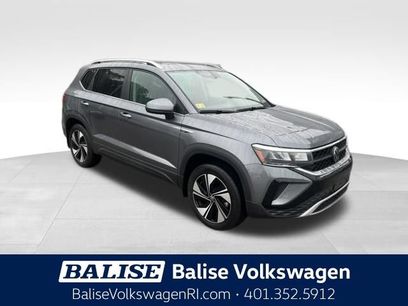 Used 2024 Volkswagen Taos SE w/ Panoramic Sunroof Package
