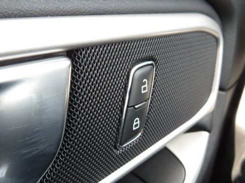 Certified 2022 Ford Explorer XLT w/ Equipment Group 202A image 27