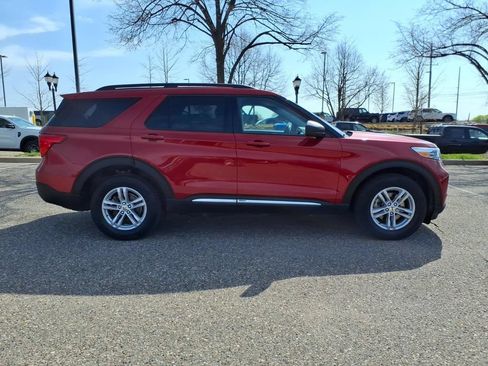 Used 2024 Ford Explorer XLT w/ Equipment Group 202A AWD/4WD image 6