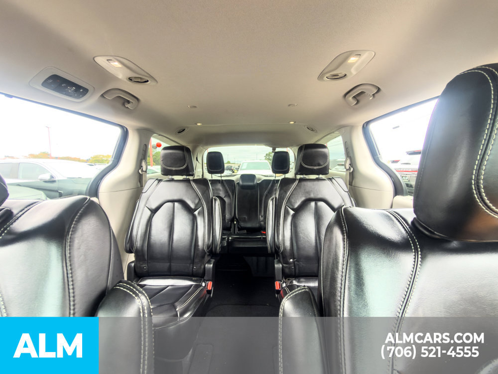 Used 2023 Chrysler Pacifica Touring-L FWD image 10