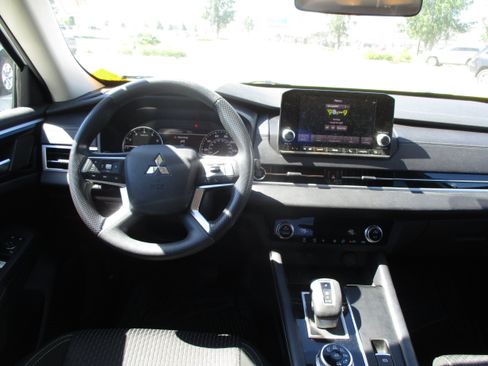 Used 2023 Mitsubishi Outlander ES AWD/4WD image 9