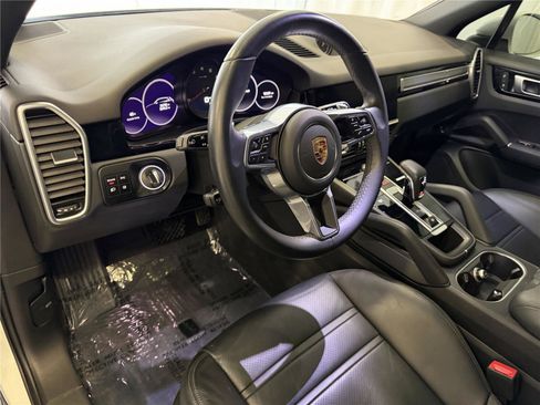 Certified 2022 Porsche Cayenne Platinum Edition image 4